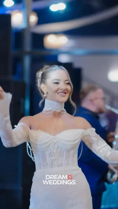 Fustan nusërie me korse dhe mëngë të tejdukshme