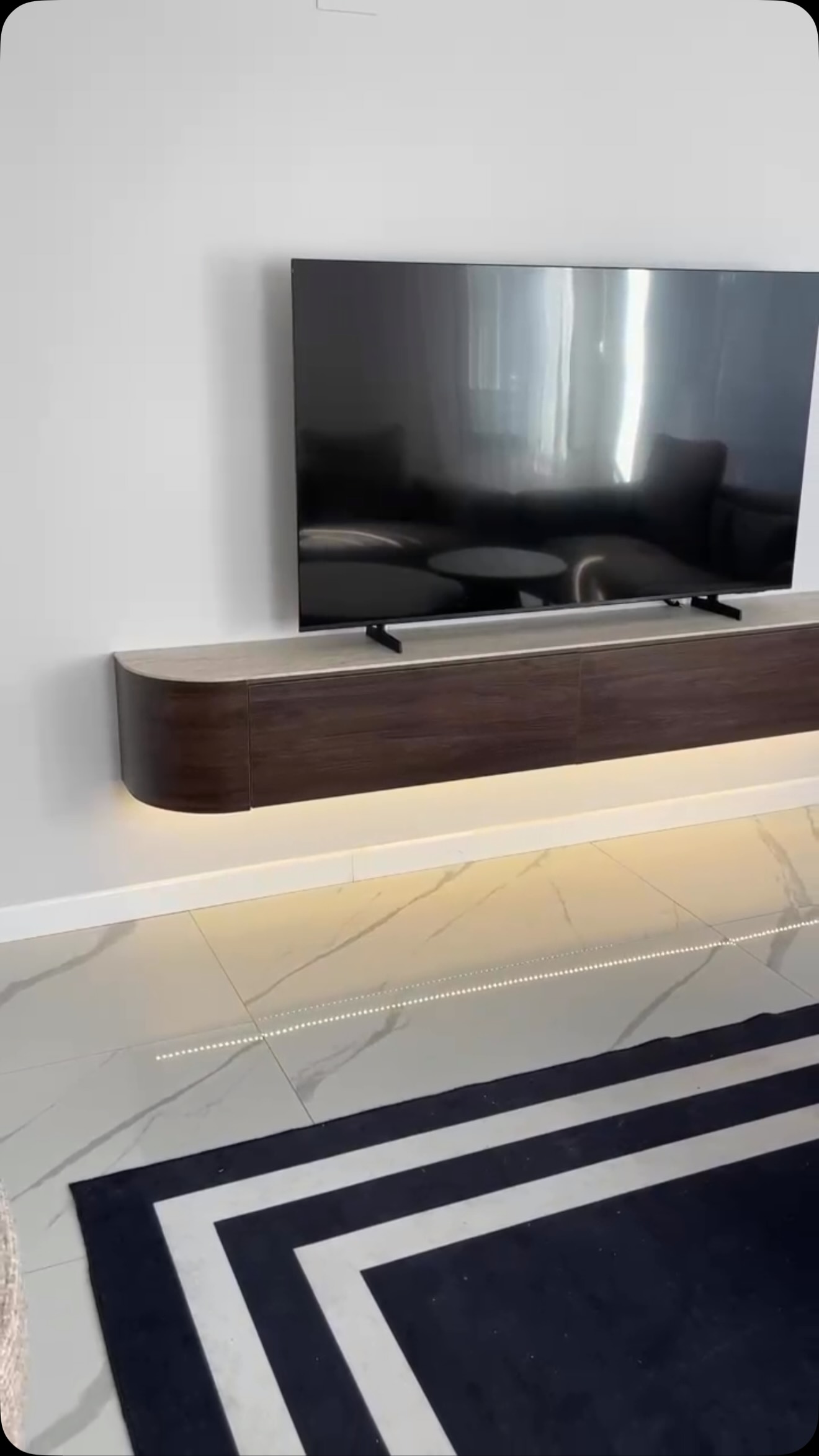 Komodë TV e varur me ndriçim LED – Mobileria Ylberi Home Luxory