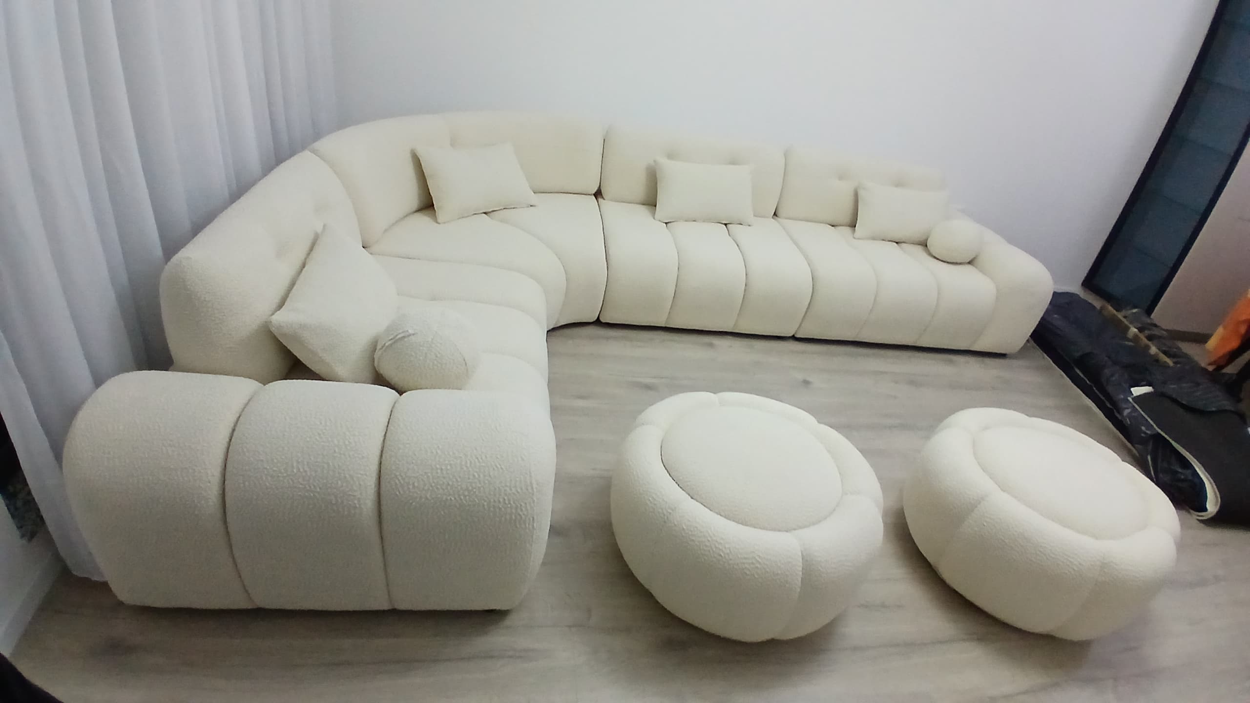 Ulëse këndore bukle me dy puf – Mobileria Ylberi Home Luxory