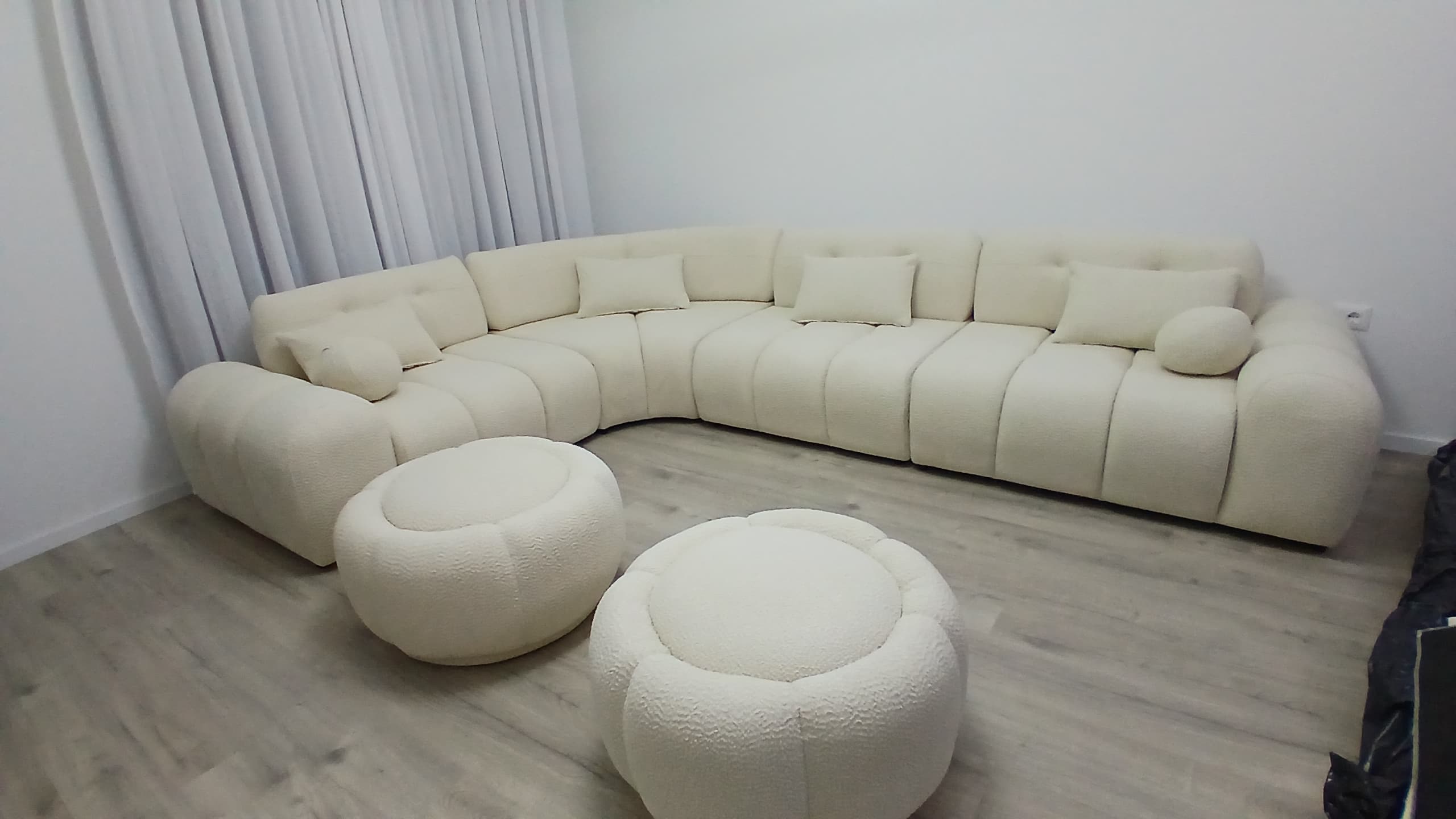 Ulëse këndore bukle me dy puf – Mobileria Ylberi Home Luxory (2)