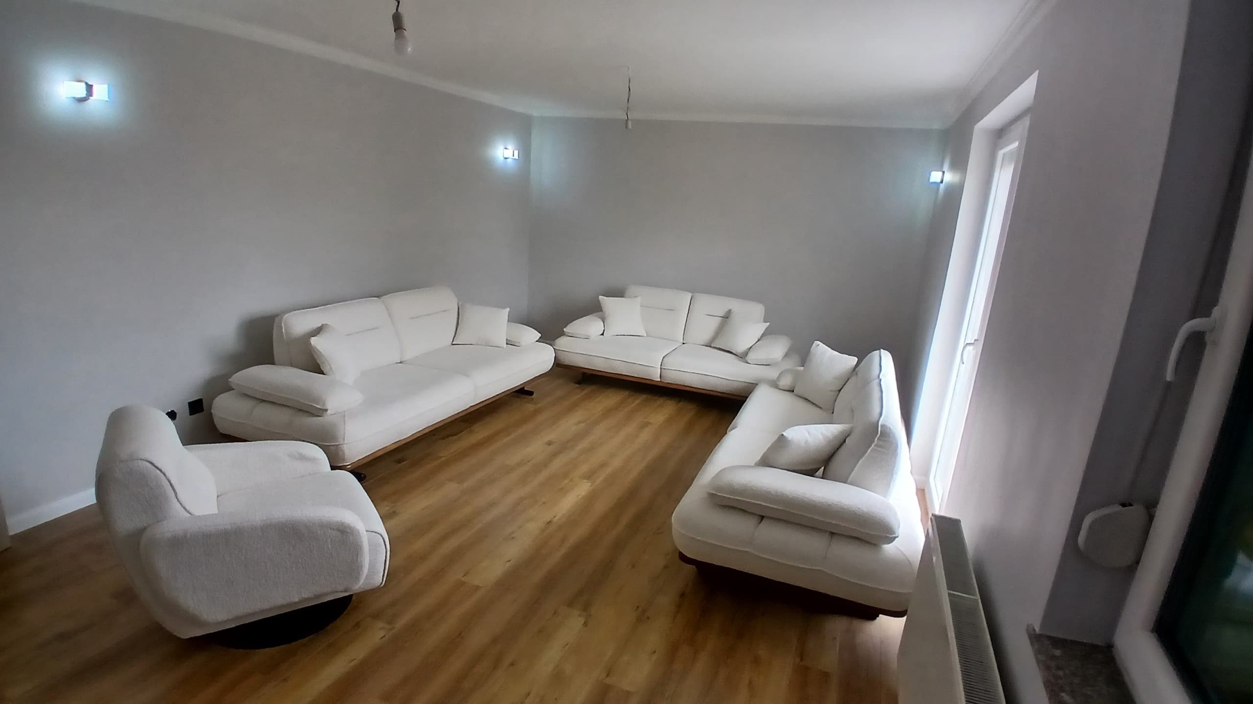 Garniturë ulësesh e bardhë me kolltuk – Mobileria Ylberi Home Luxory