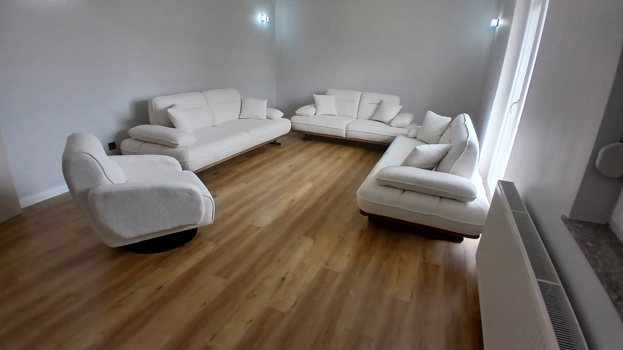 Garniturë ulësesh e bardhë me kolltuk – Mobileria Ylberi Home Luxory (2)