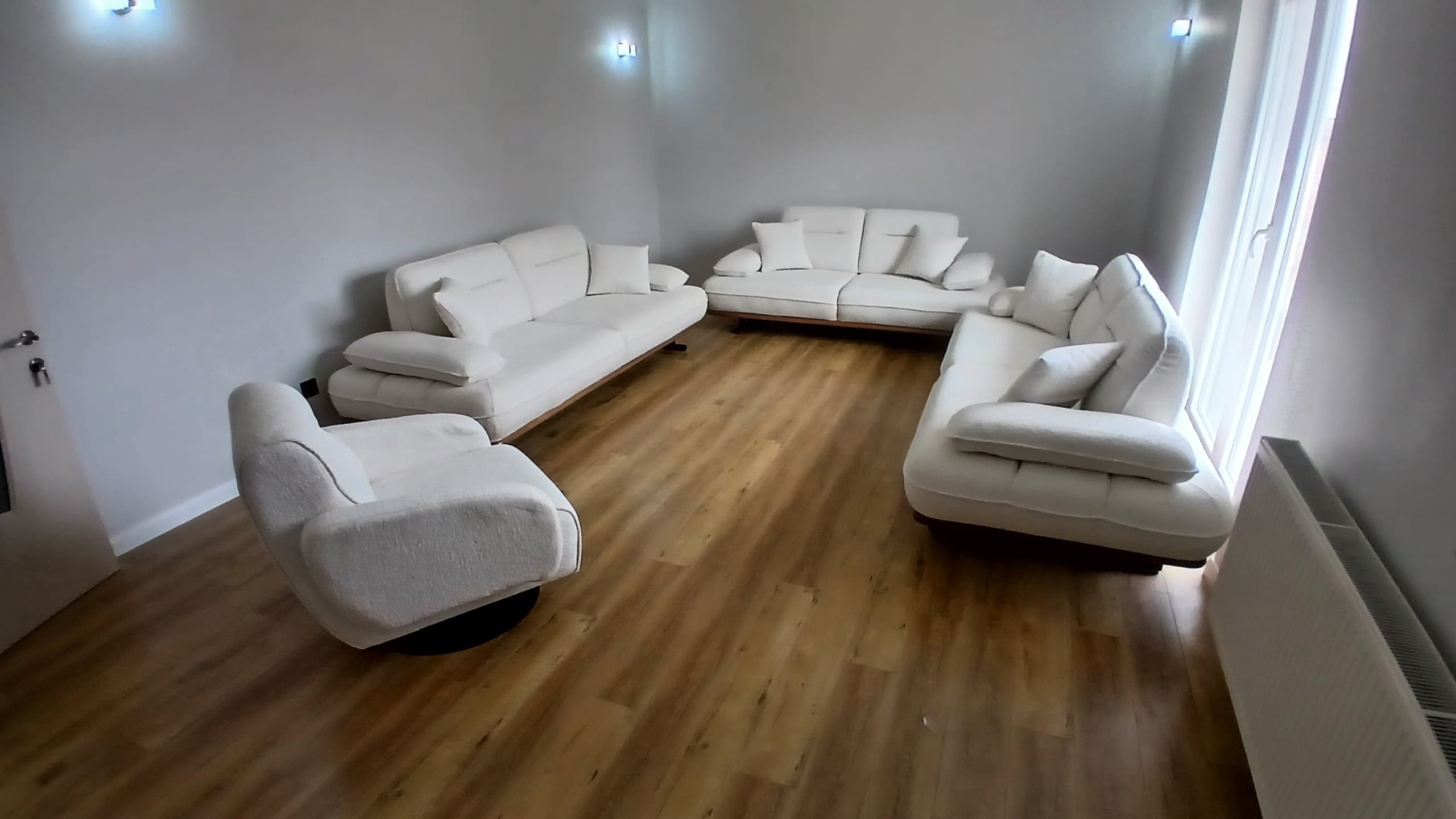 Garniturë ulësesh e bardhë me kolltuk – Mobileria Ylberi Home Luxory (4)