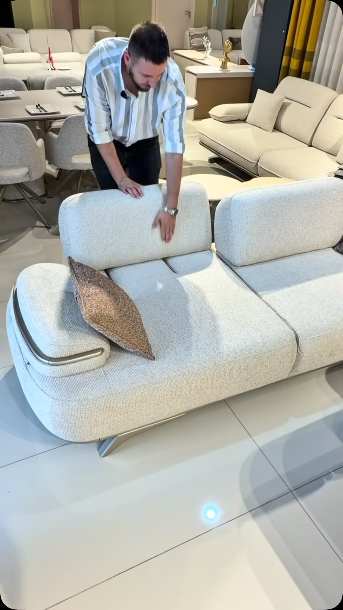 Kauç i bardhë modern me jastëkë – Mobileria Ylberi Home Luxory