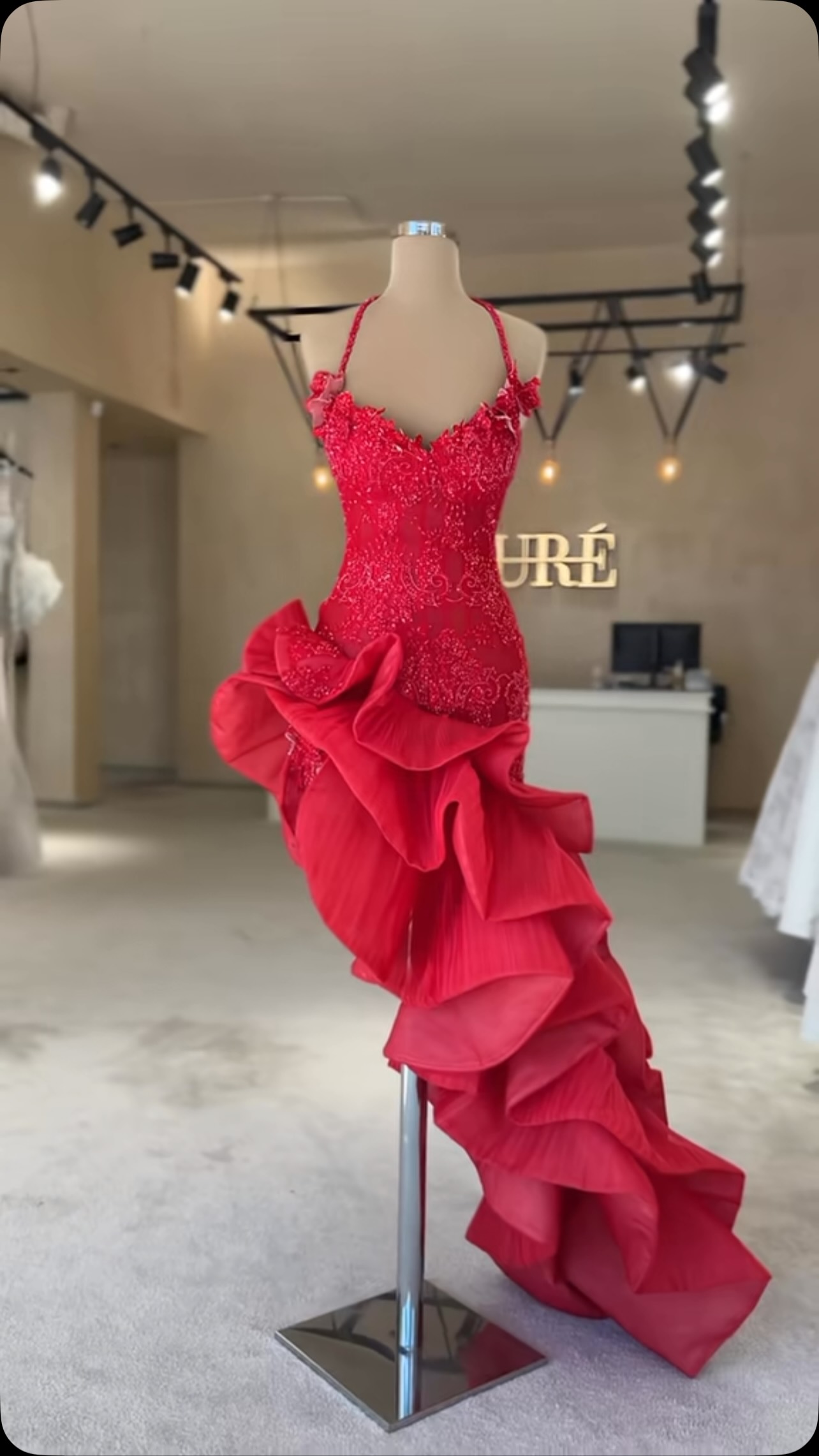 Fustan mbrëmjeje Scarlet i kuq me volanë – ZAURÉ bridal