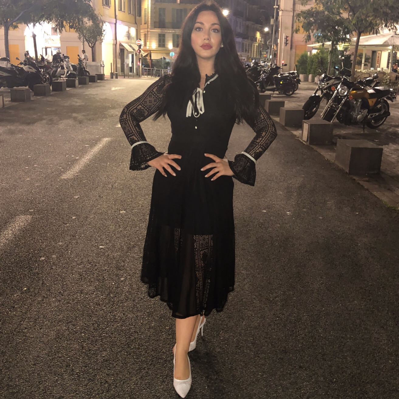 Fustan i zi i gjatë me dantellë – ZOJË DRESSES