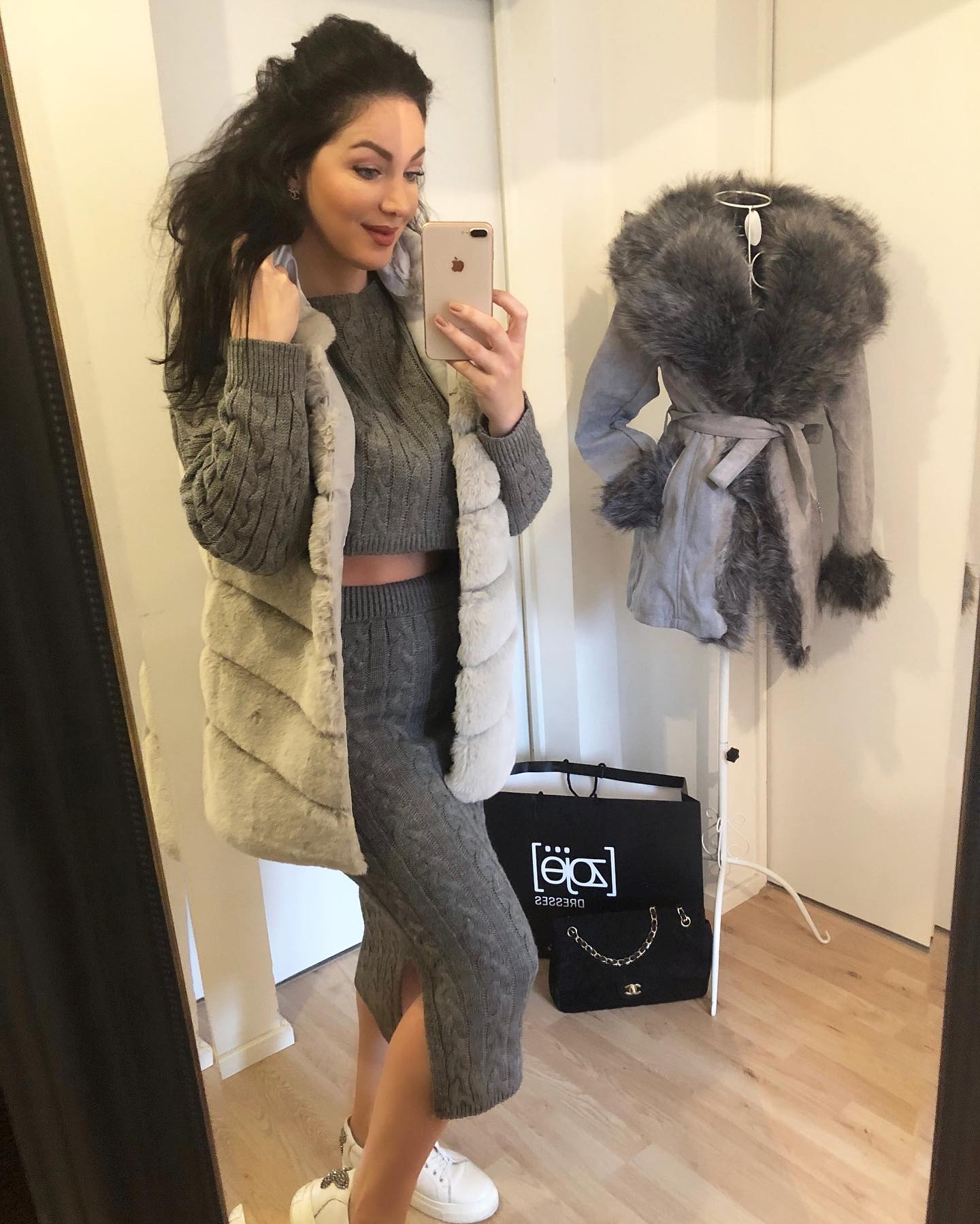 Jelek gri me gëzof dhe set i thurur gri – ZOJË DRESSES