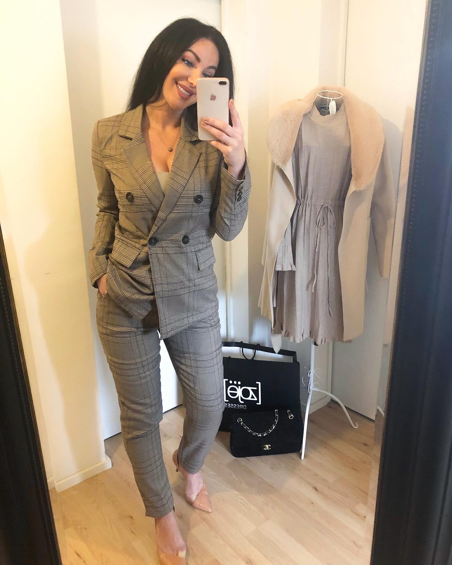 Kostum femrash me kuadrate, xhaketë dhe pantallona – ZOJË DRESSES