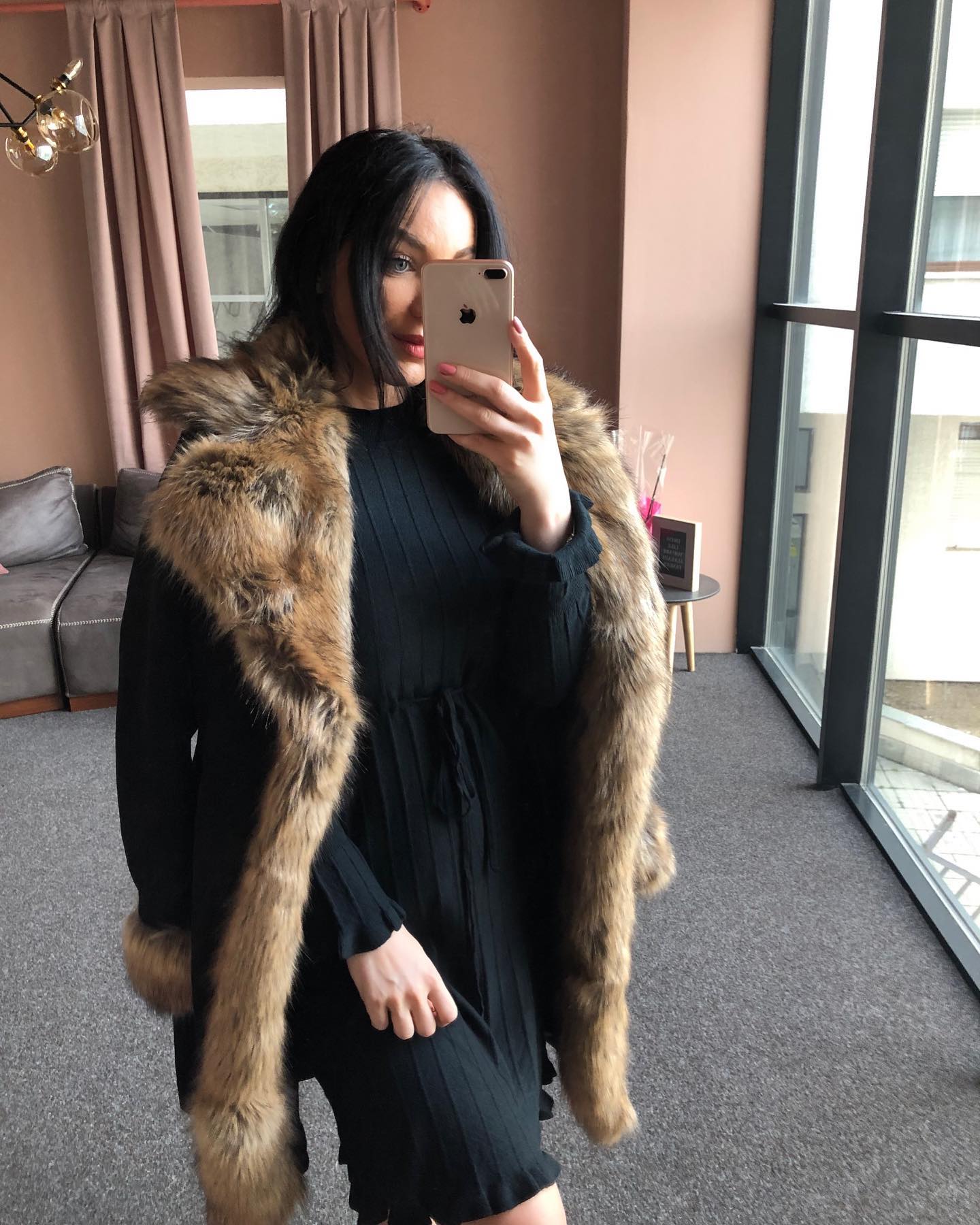 Jelek gëzofi kafe me fustan të zi të thurur – ZOJË DRESSES