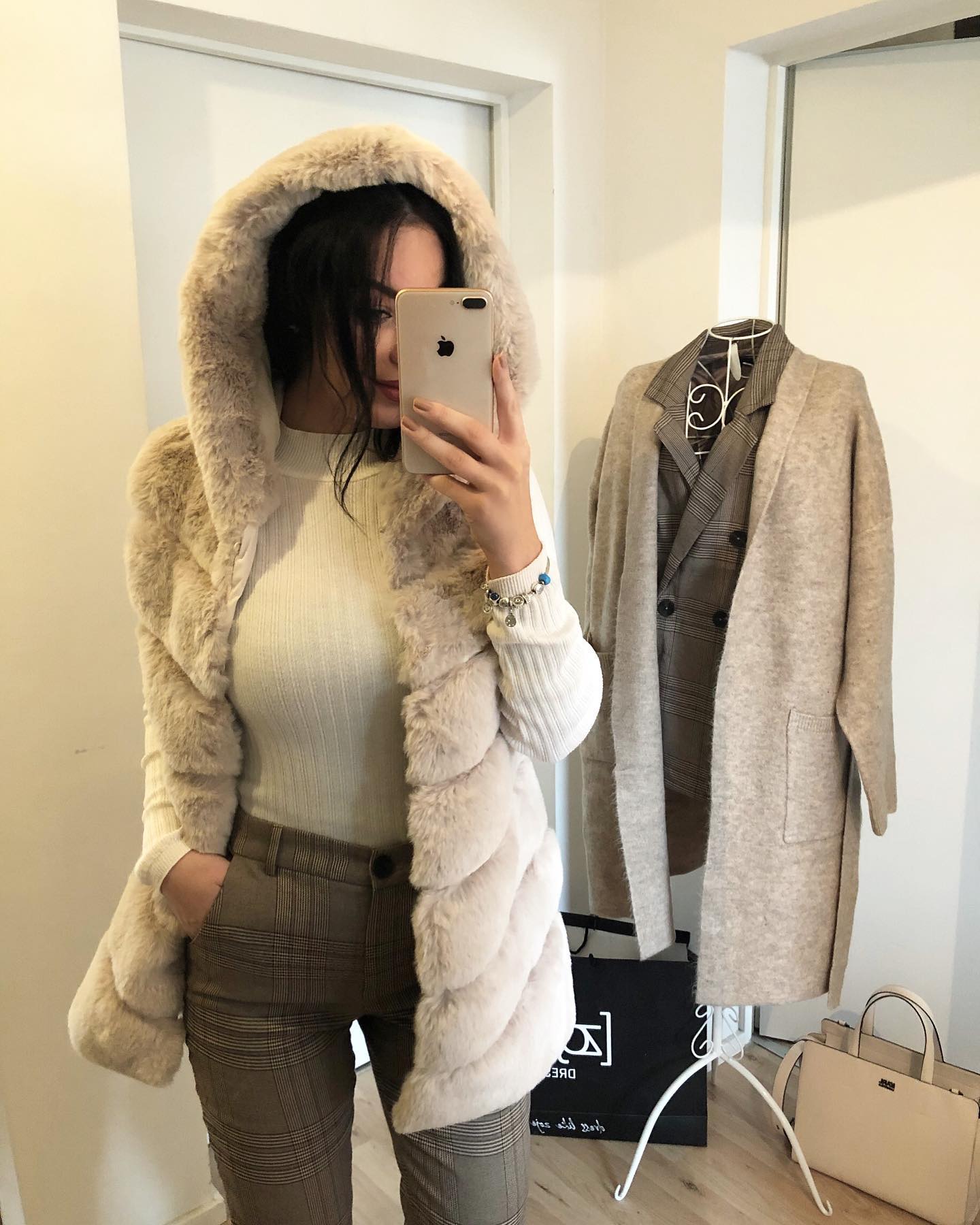 Jelek gëzofi bezhë me kapuç – ZOJË DRESSES